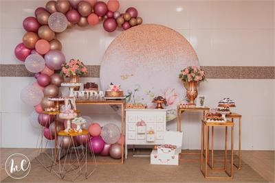 Kit Rose Gold Com Painel Redondo E 7 Mesas - Nanda Pegue e Monte