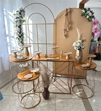 Kit Com Trio de Mesas Douradas  E Mesa Quadrada Dourada , Painel Romano Creme E Dourado - Nanda Pegue e Monte