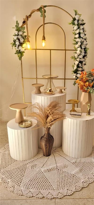Kit Casamento E Feminino Painel Romano Com Trio de Cilindros Ripados E Arco Com Flores Brancas - Nanda Pegue e Monte