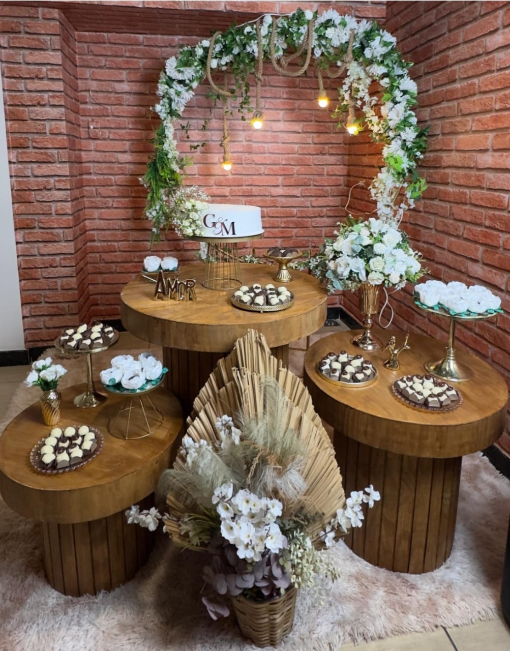 Kit Casamento Com Mesas Ripadas Rústicas Com Arco de Flores Redondo - Nanda Pegue e Monte