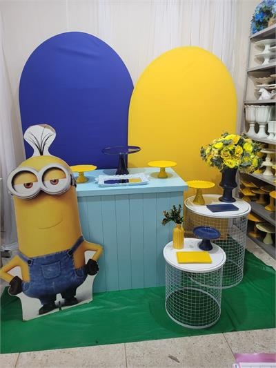 Kit Minions Com 2 Paineis Romanos E Mesa Dobravel Azul E 2 Mesas de Ferro - Nanda Pegue e Monte
