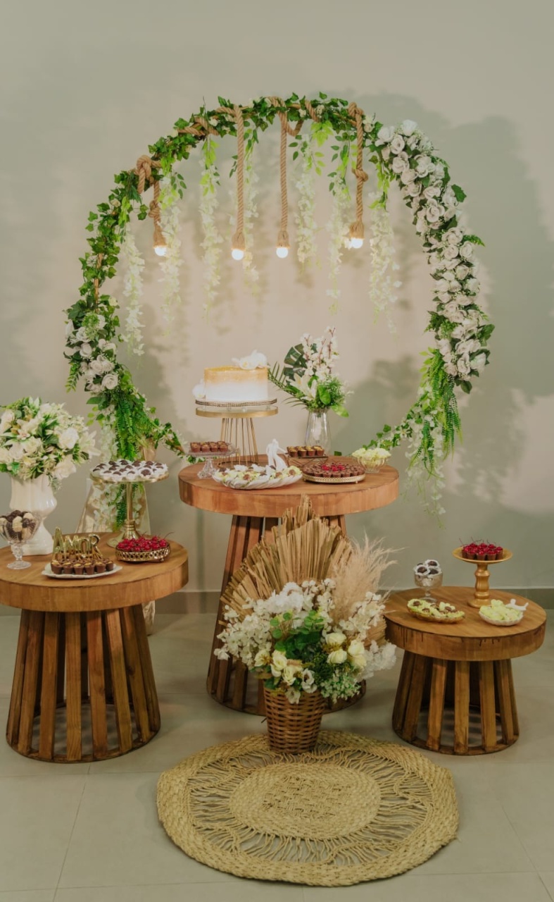 Casamento Painel Redondo Com Flores Com Corda E Trio de Mesa Cone Rústico  - Nanda Pegue e Monte