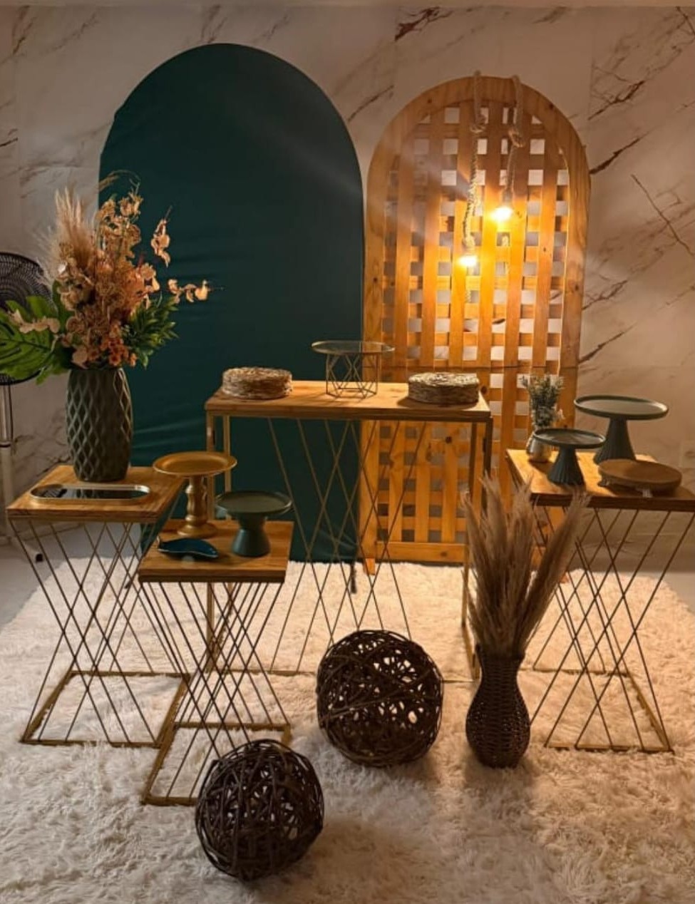 Kit Casamento Ou Adulto Verde Com Dourado - Kit Com 4 Mesa Douradas Em X Com Painel Ripado E Painel Verde - Nanda Pegue e Monte