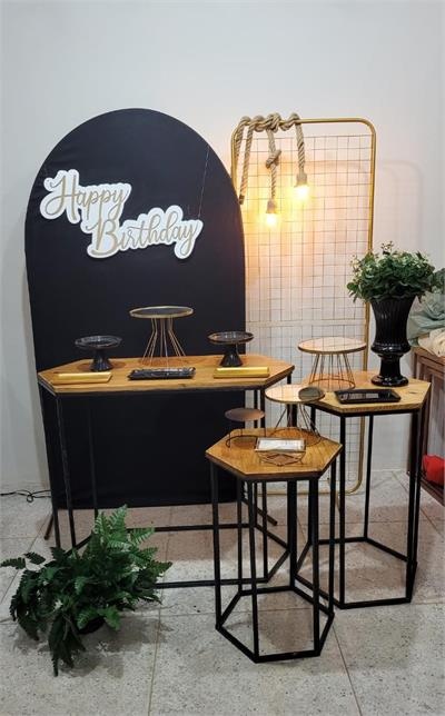 Kit Masculino Painel Romano Com Tela Dourada E Corda de Luzes, Trio de Mesa Hexagonal Preta - Peças Douradas E Pretas - Nanda Pegue e Monte