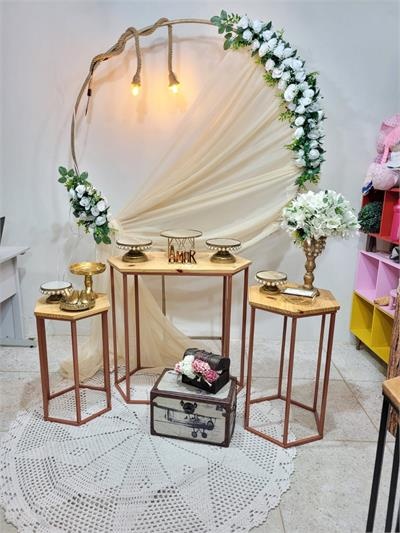 Kit Painel Redondo Com Voal Perola, Corda de Luz E Par de Arranjo Brancos Com Trio de Mesa Rose Hesagonal - Nanda Pegue e Monte