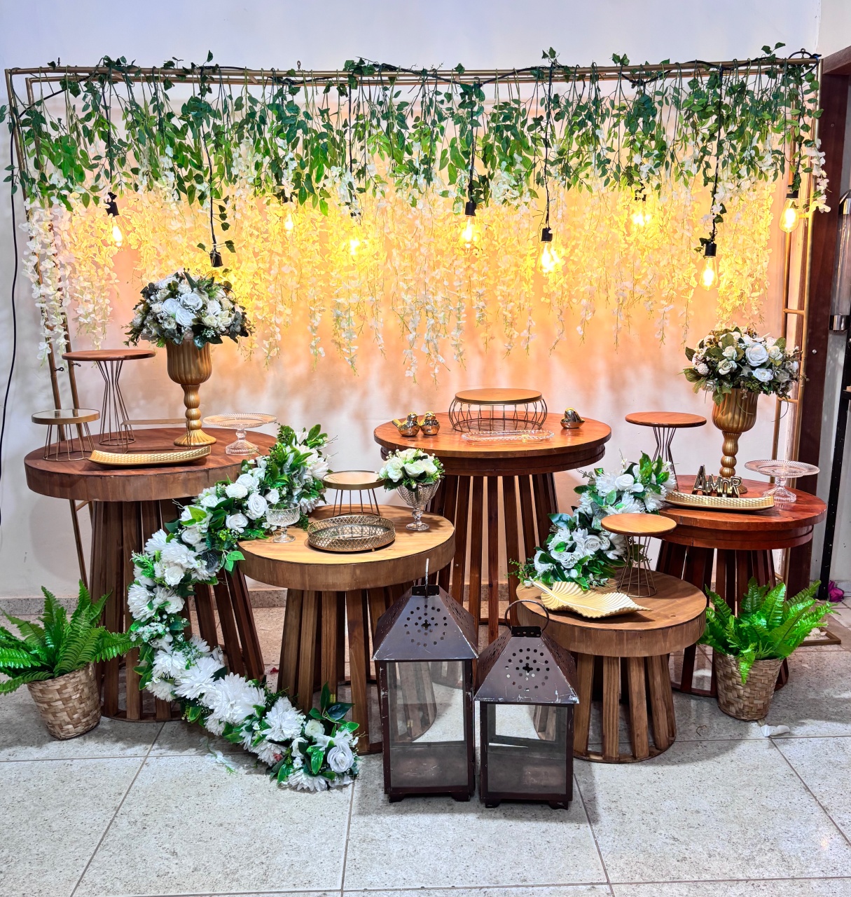 Kit Casamento 5 Mesas Luxo Com Trave  Flores Brancas  - Nanda Pegue e Monte
