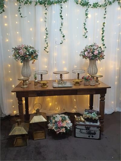 Kit Casamento E Feminino - Kit Com 1 Mesa Rustica Com 150 Cm Com Voal E Cortina de Led - Nanda Pegue e Monte