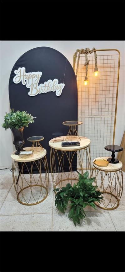 Kit Painel Romano Preto Painel Dourado E Trio de Mesas Douradas - Nanda Pegue e Monte