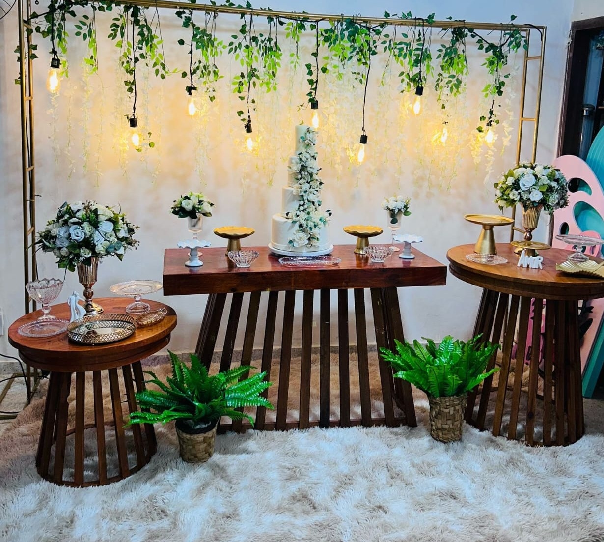 Kit Casamento Luxo Com Trave Com Flores Brancas Trio de Mesa Rustico Ripado Com Peças Douradas E de Vidro - Nanda Pegue e Monte
