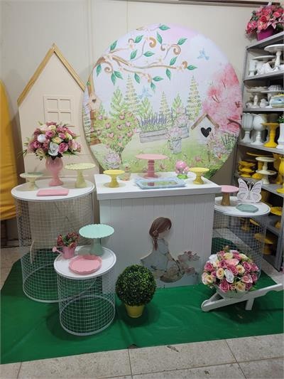 Painel Redondo Jardim Com Painel de Casinha 3 Mesas Cilindro Ferro Branco E 1 Mesa Dobravel Branca - Nanda Pegue e Monte