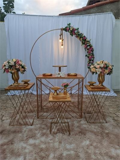 Kit Com 4 Mesas Dourados E Arco Redondo de 180 Cm Com Flores E Iluminacão - Nanda Pegue e Monte