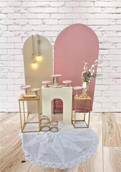 Kit Casamento E Feminino - Painel Romano de Mdf Creme E Romano Rose, Mesa Romano E 2 Mesas Cubos Douradas - Nanda Pegue e Monte