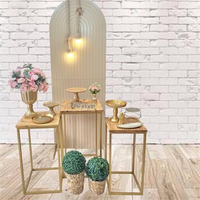 Kit Casamento Ou Feminino Com Trio de Cubos Dourados , Painel Riscado de Creme - Nanda Pegue e Monte