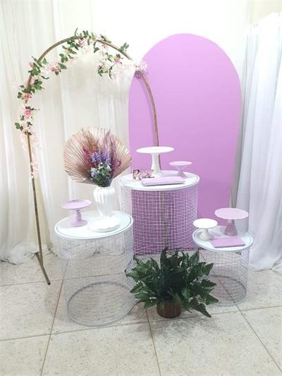 Kit Branco E Lilás  Com 2 Paineis Romanos E Trio de Mesa Cilindro de Ferro Branco - Nanda Pegue e Monte