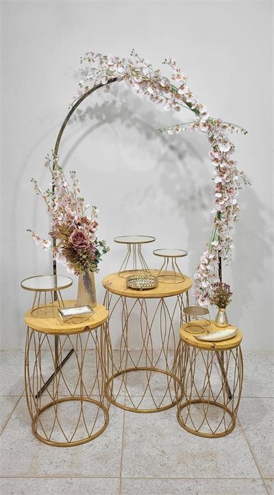 Kit Romano E Trio de Mesas Barril Dourada Com Arranjos de Orquideas - Nanda Pegue e Monte