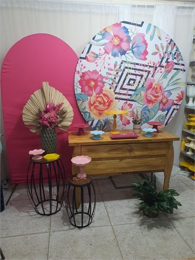 Kit Cômoda Com Mesa Barril E Painel Romano - Nanda Pegue e Monte