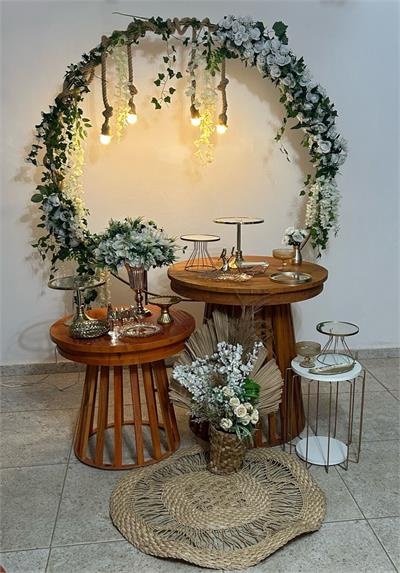 Kit Luxo Com Arco de Flores Brancas E 4 Cordas Trio de Mesa (2 Cone 1 Baixa) - Nanda Pegue e Monte