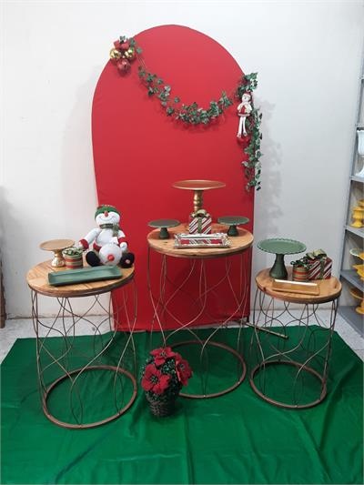 Kit Natal Com Painel Romano Vermelho E Trio de Mesas Cilindros Rose - Nanda Pegue e Monte