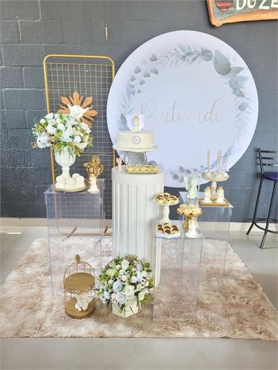 Kit Painel Redondo  E Tela Dourado E Trio de Mesas de Acrilico Com Mesa Ripada - Nanda Pegue e Monte