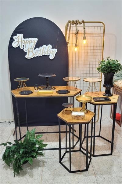 Kit Preto E Dourado - Trio de Mesa Preto Hesagonal Com Painel Romano E Painel Dourado Telado - Nanda Pegue e Monte