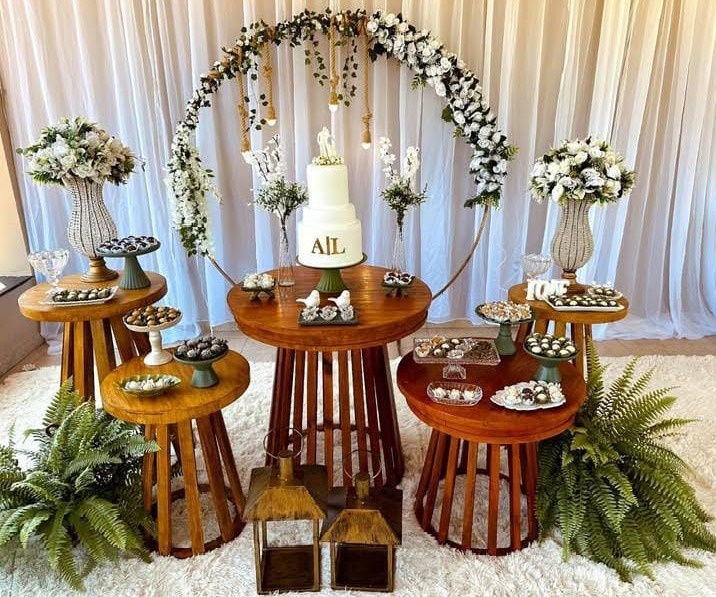 Kit Luxo Com 5 Mesas Cones Rustica Ripada  Com Cortina Branca E Arco Redondo de Flores Com Corda - Nanda Pegue e Monte
