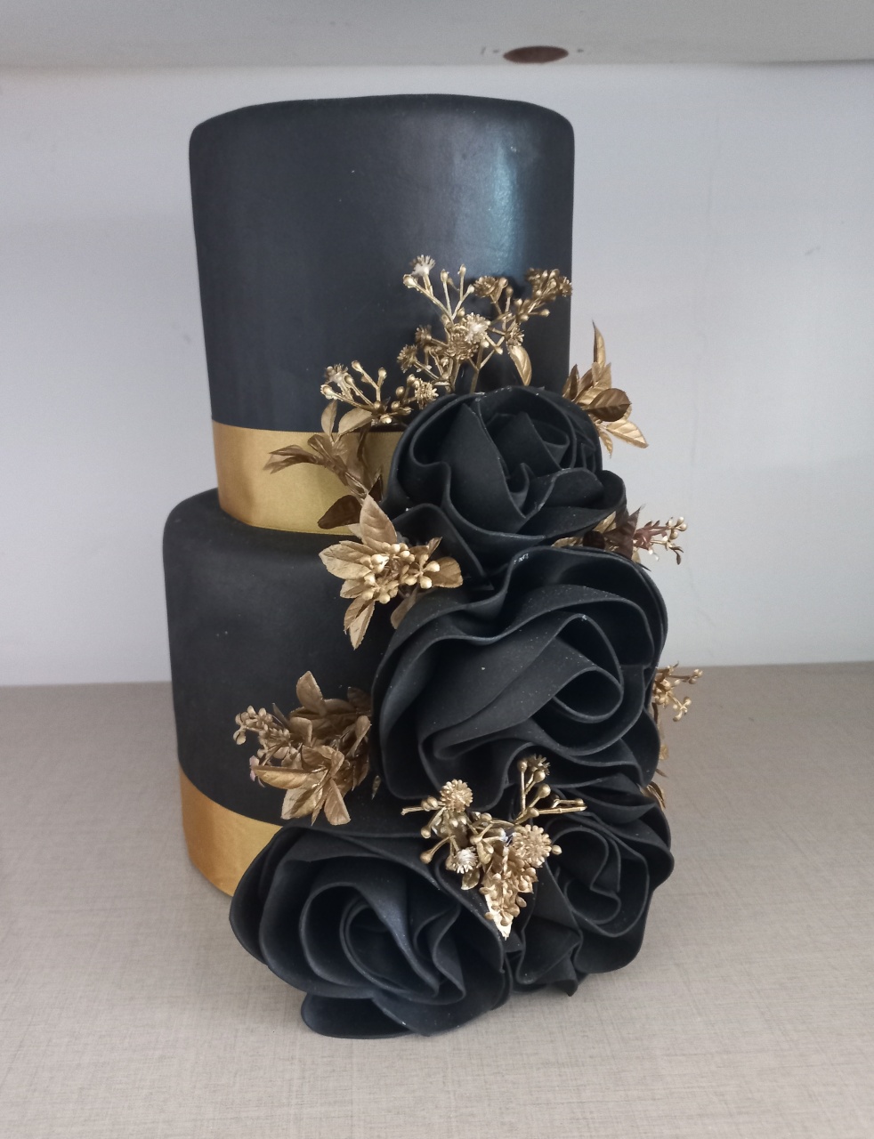Bolo Flor Preto E Dourado - FESTAFACILPEGUEMONTECG