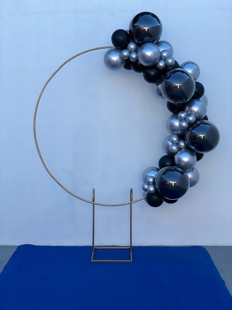 Arco de Balões Orgânico Metalizado (16 E 8 Preto, 9 E 5 Prata) Preto Com Efeito Glitter Prata - tamirespegueemonte