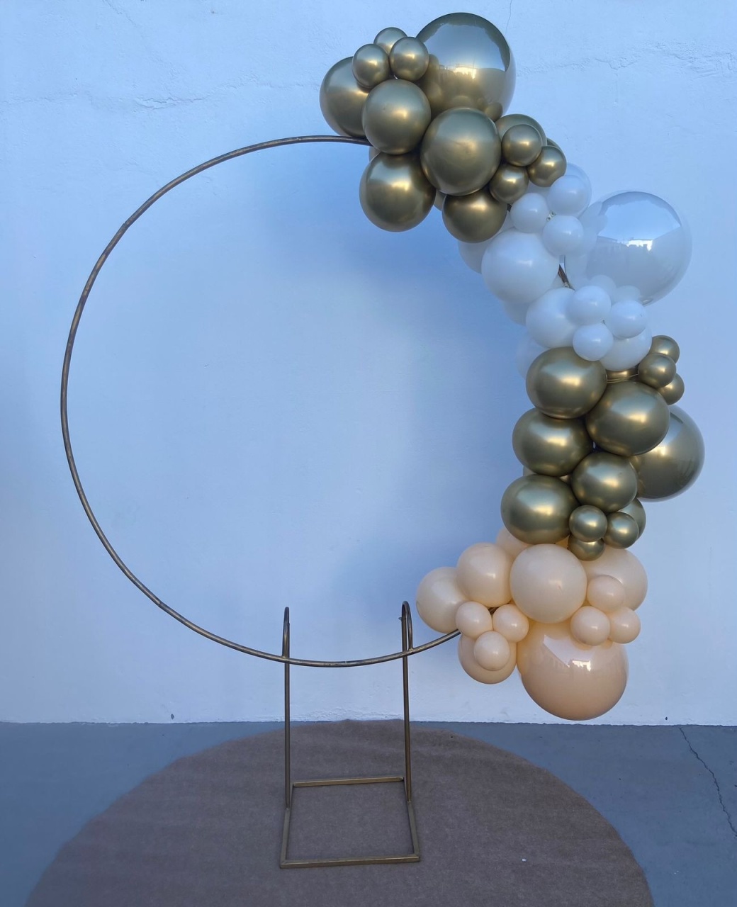 Arco de Balões Em Blocos Metalizados ( Dourado, Branco, Dourado E Bege) Batizado -Chá Revelação  - tamirespegueemonte