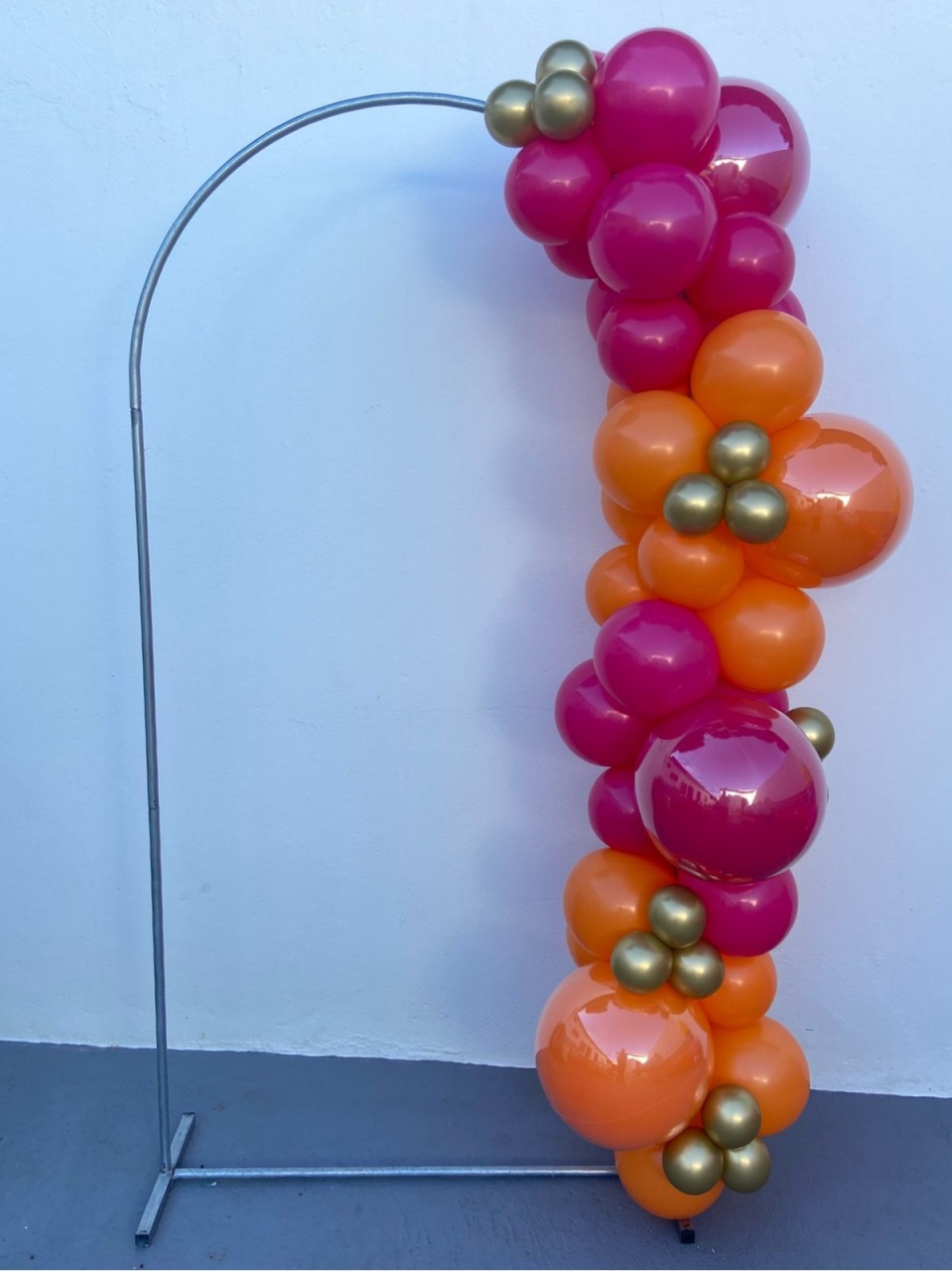 Arco de Baloes Em Blocos( Laranja E Rosa Pink Trios Dourados - tamirespegueemonte