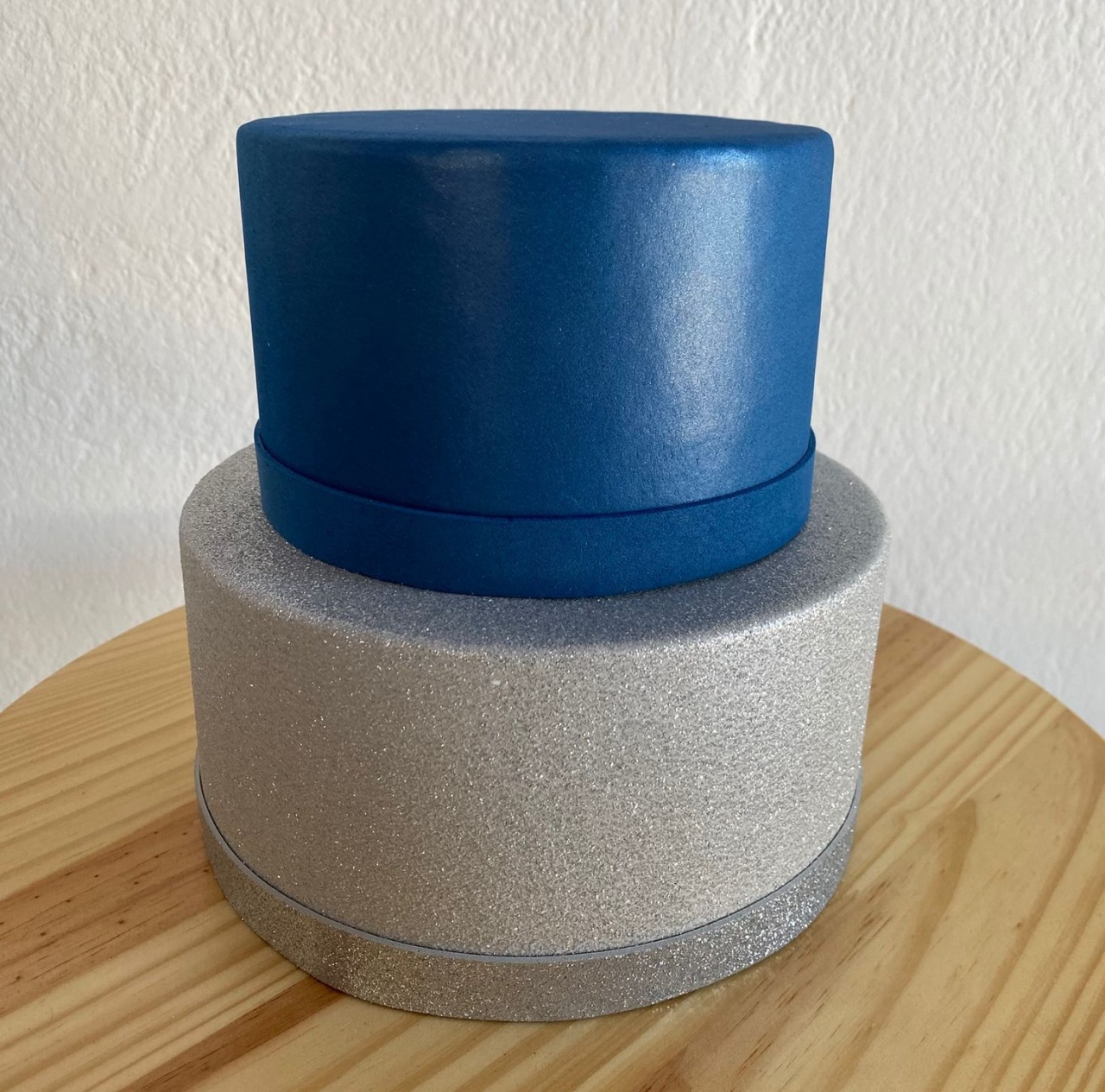 Bolo Fake Azul Escuro E Prata  - tamirespegueemonte