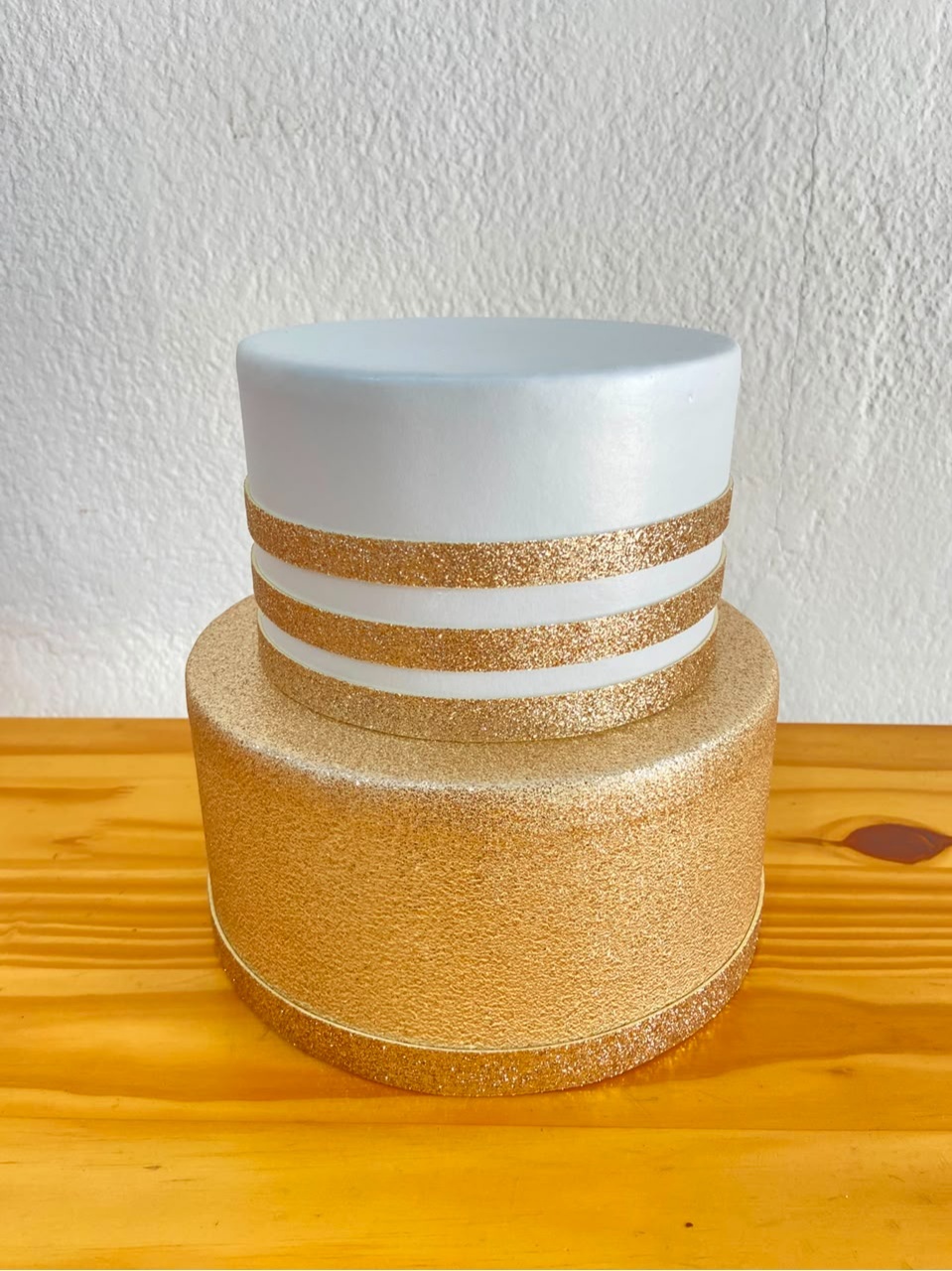 Bolo Fake - Dourado E Branco - tamirespegueemonte