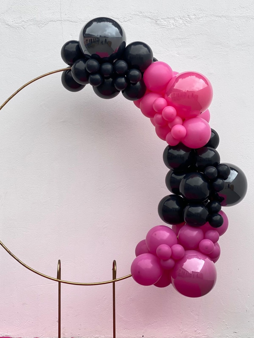 Arco de Balão Em Blocos- (Preto, Rosa Forte, Preto E Lilas Orquidia) Emilly Vick - tamirespegueemonte