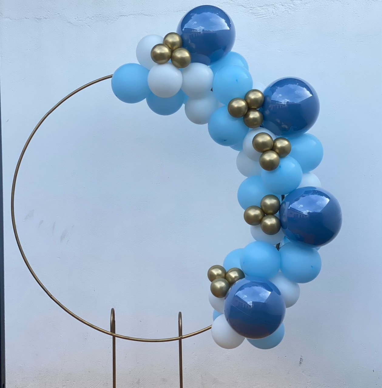 Arco de Balões - (16 Azul Escuro, 9 Azul Claro, 8 Branco E 5 Dourado) Elefantinho  - tamirespegueemonte
