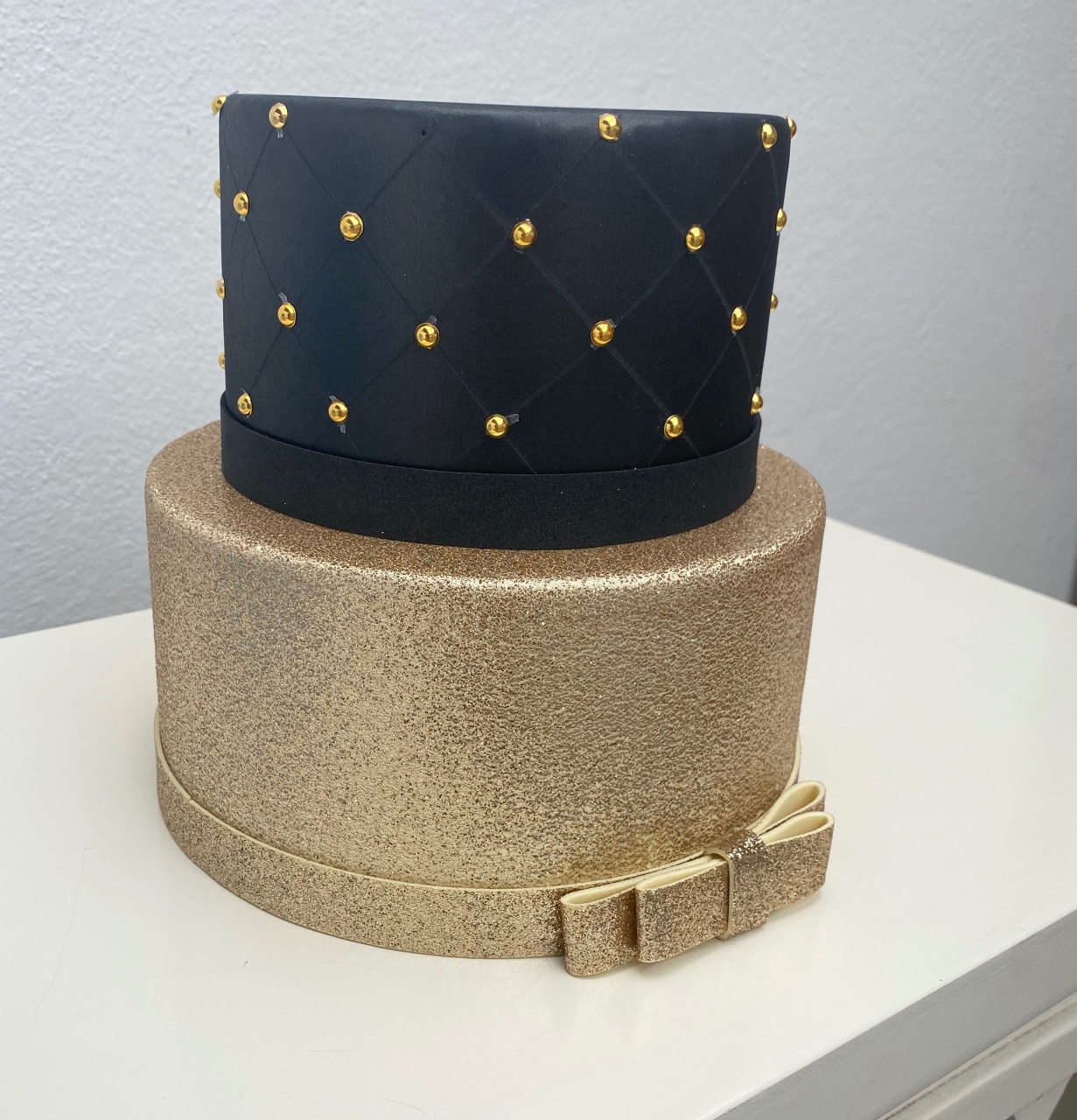 Bolo Fake - Preto E Dourado (Bolinhas) - tamirespegueemonte