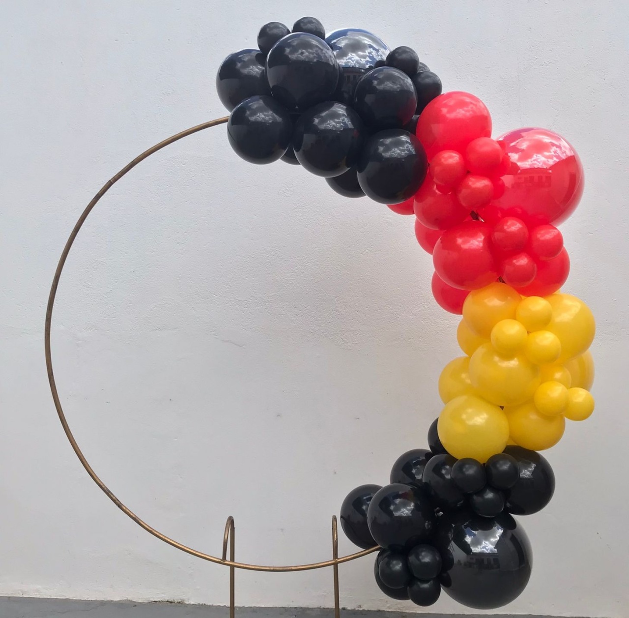 Arco de Balões Em Blocos- (Preto, Vermelho, Amarelo E Preto) Minnie Vermelha,Hotwheels,Minie E Mickey ,Carros  - tamirespegueemonte