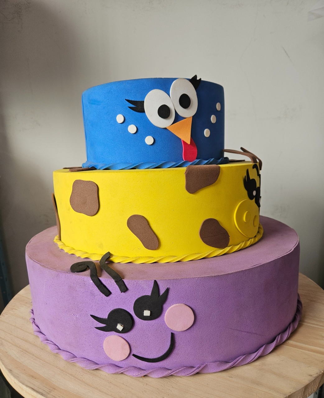 Bolo 3 Camadas Lilás Amarelo Azul Tema Galinha Pintadinha@ - feste_se_peguemonte