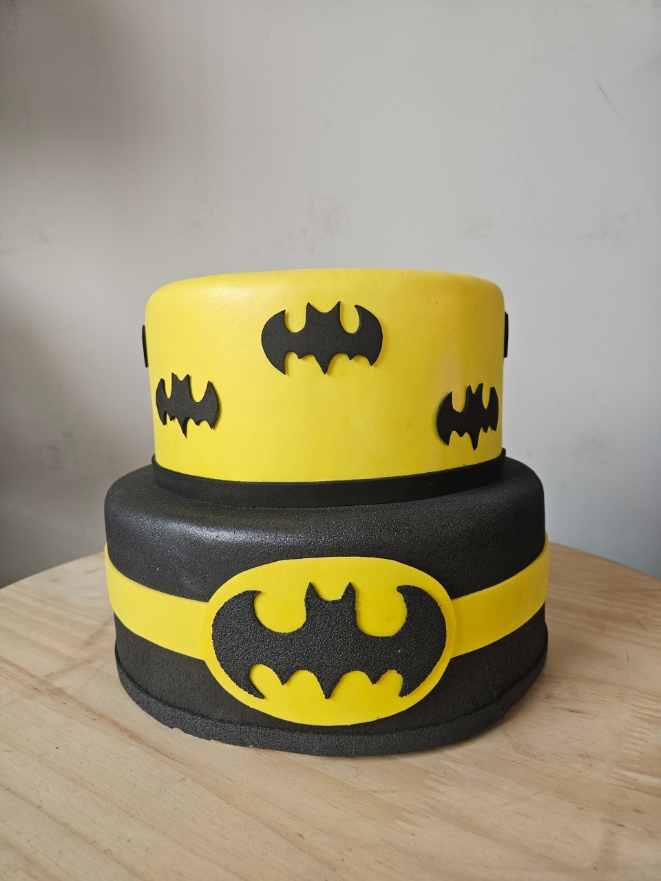 Bolo 2 Camadas Batman Preto E Amarelo  - feste_se_peguemonte