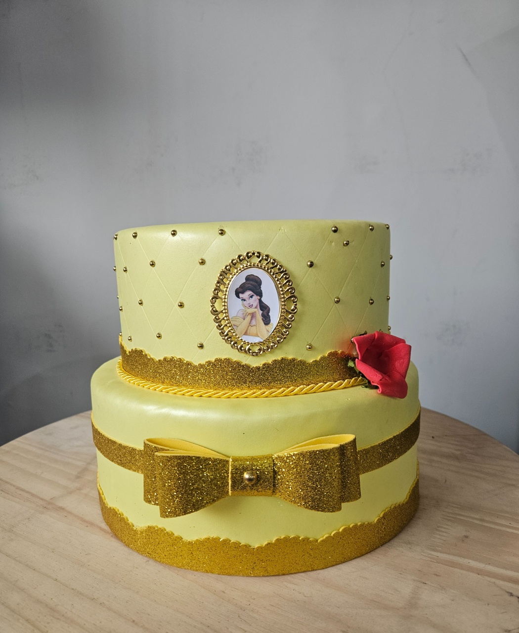 Bolo 2 Camadas Amarelo Tema Bela E A Fera - feste_se_peguemonte