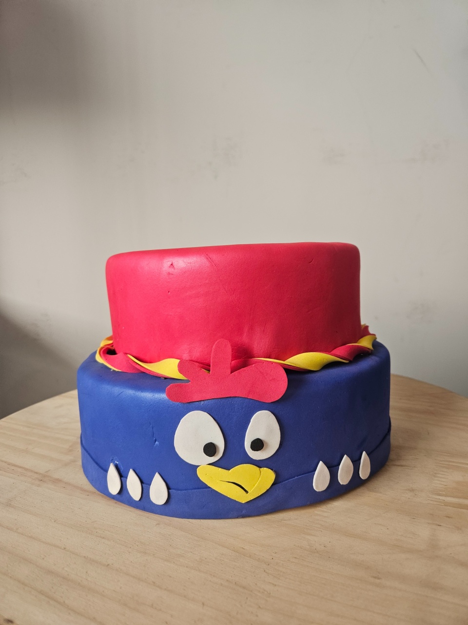 Bolo 2 Camadas Azul Vermelho Tema Galinha Pintadinha - feste_se_peguemonte