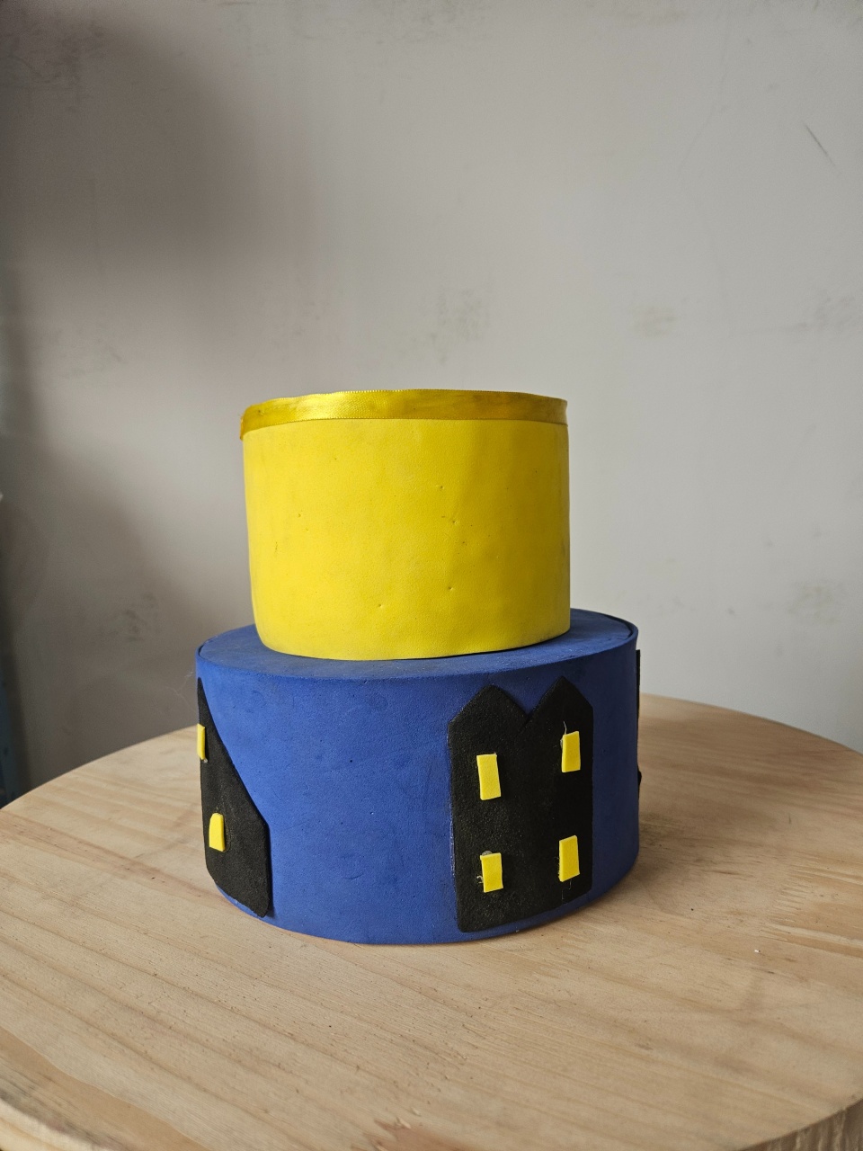 Bolo 2 Camadas Azul Amarelo Prédio @ - feste_se_peguemonte