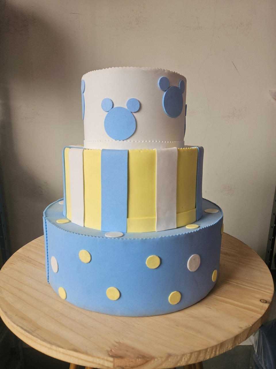 Bolo 3 Camadas Azul Amarelo Branco Tema Mickey Mouse @ - feste_se_peguemonte
