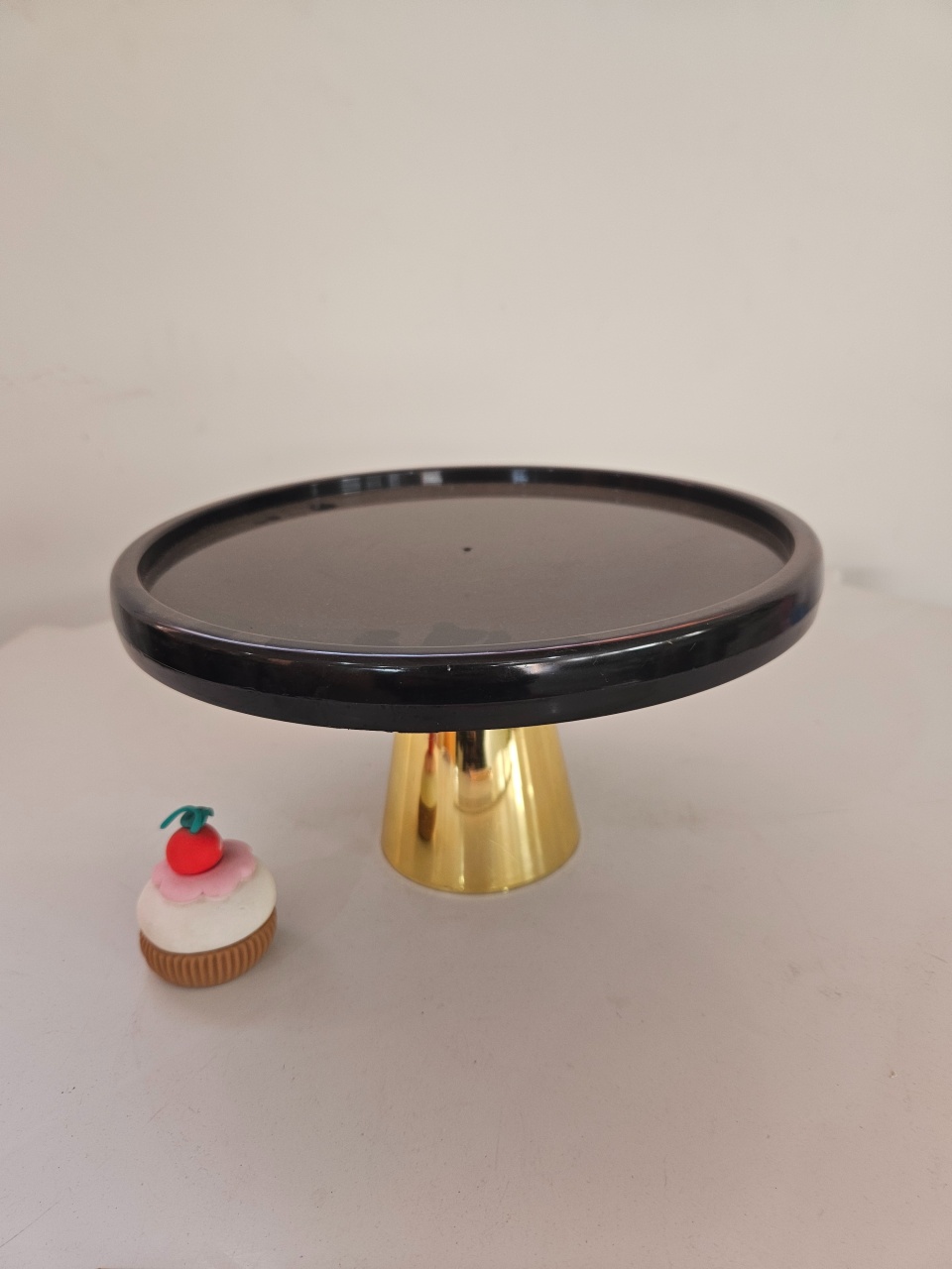 Boleira 23X13 Preto Pé Dourado  - feste_se_peguemonte