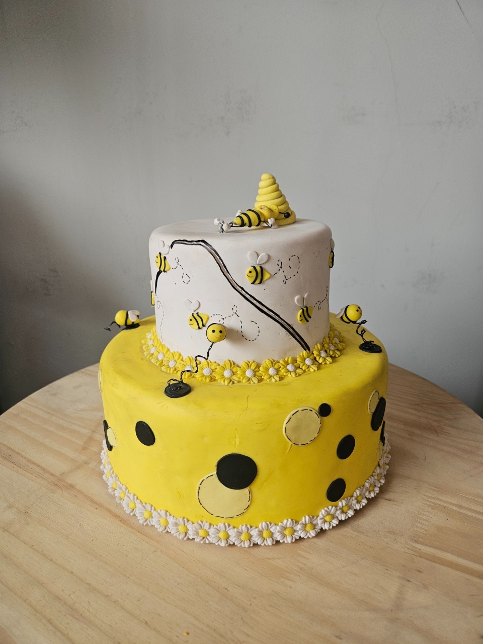 Bolo 2 Camadas Amarelo E Branco Tema Abelhinhas - feste_se_peguemonte