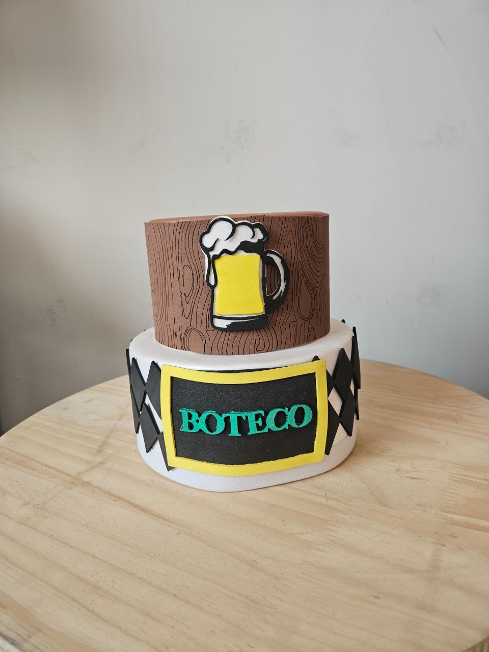 Bolo 2 Camadas Branco E Marrom Tema Boteco - feste_se_peguemonte