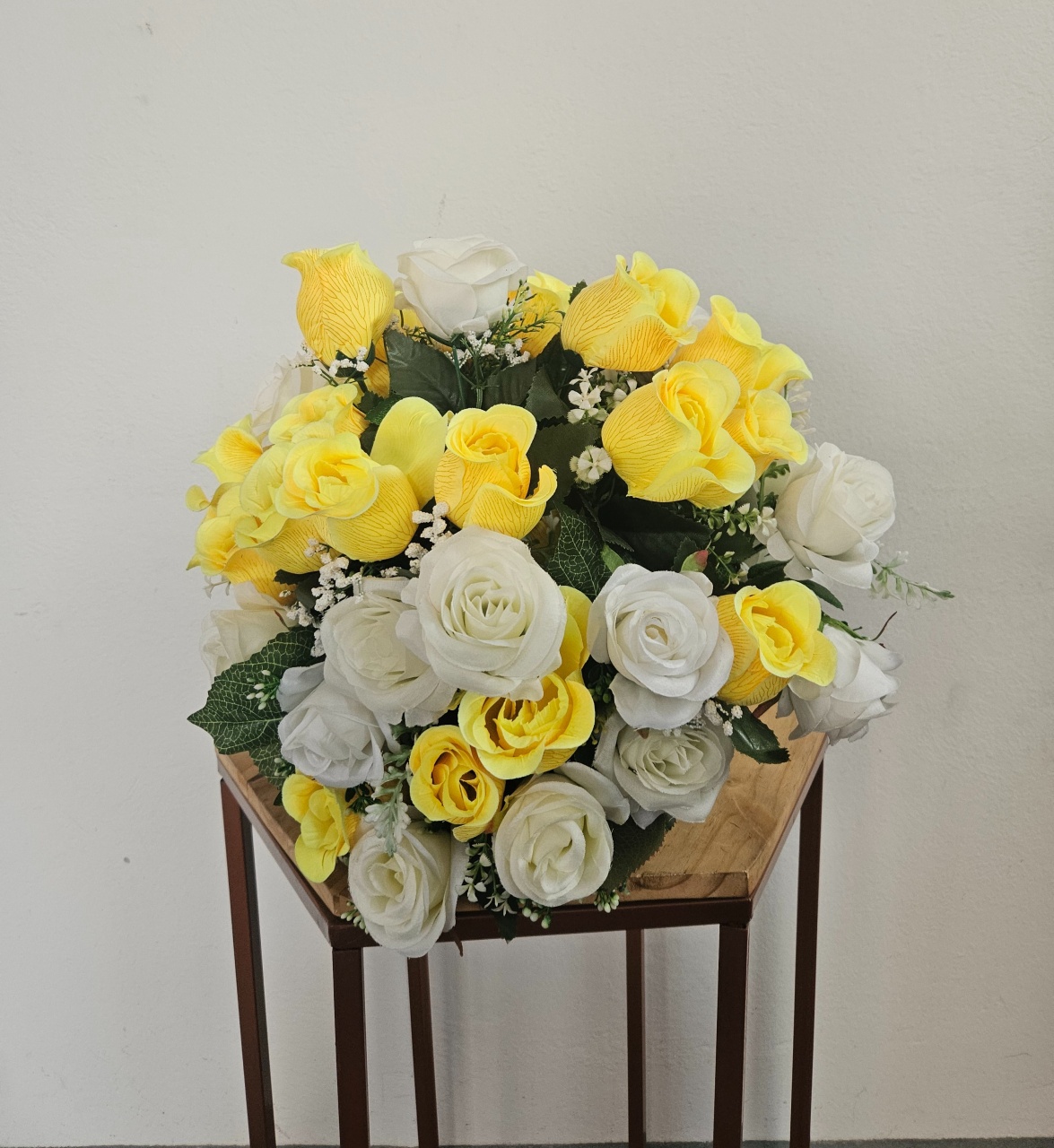Arranjo Floral de Mesa Rosas Amarelas E Brancas - feste_se_peguemonte