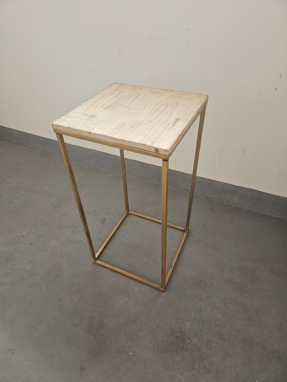 Mesa de Apoio G Dourada - feste_se_peguemonte
