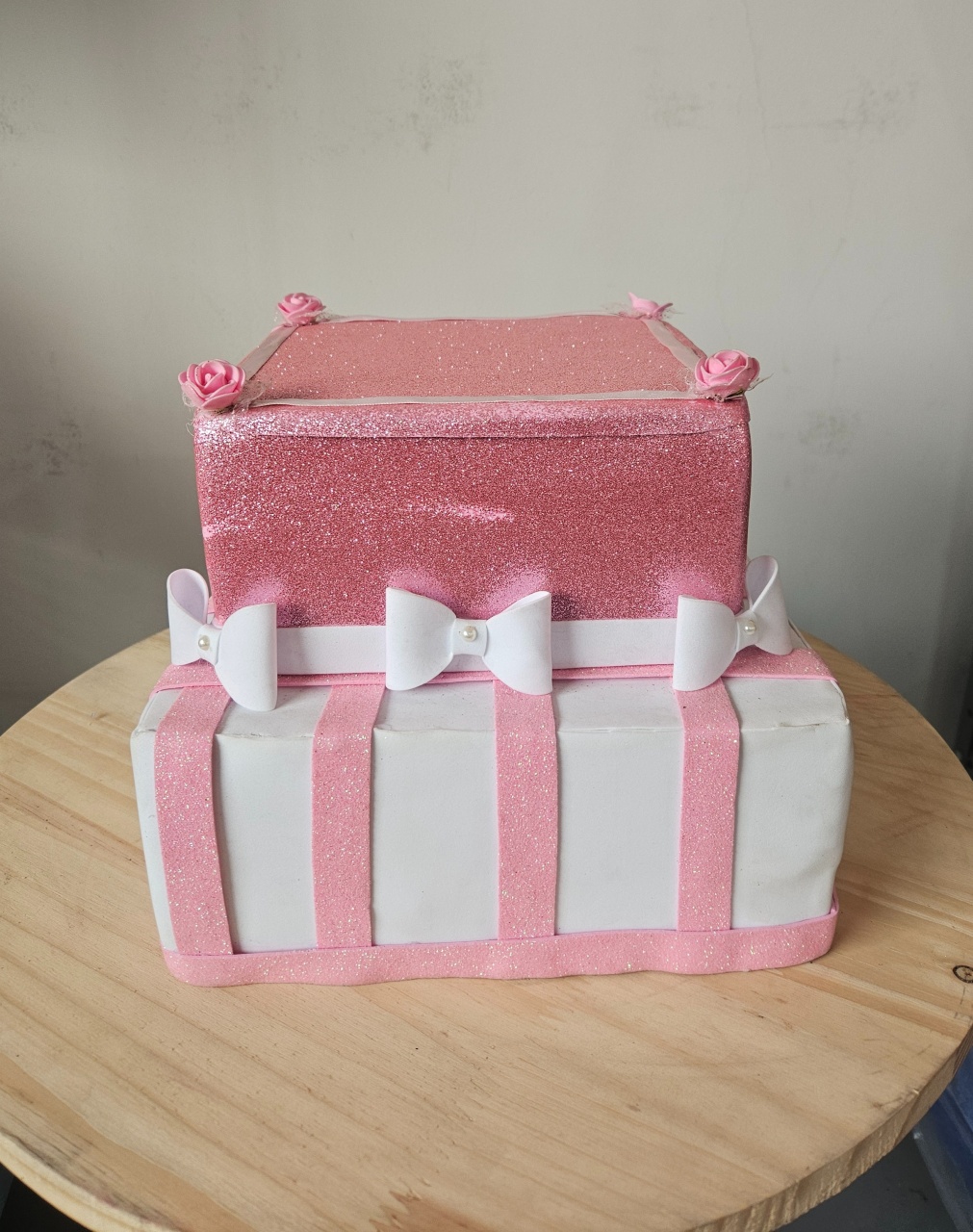 Bolo 2 Camadas Rosa E Branco Com Laços E Flores - feste_se_peguemonte
