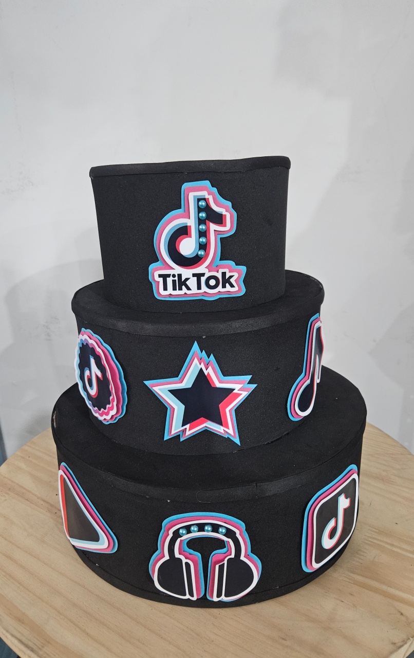 Bolo 3 Camadas  Preto Tema Tik Tok - feste_se_peguemonte