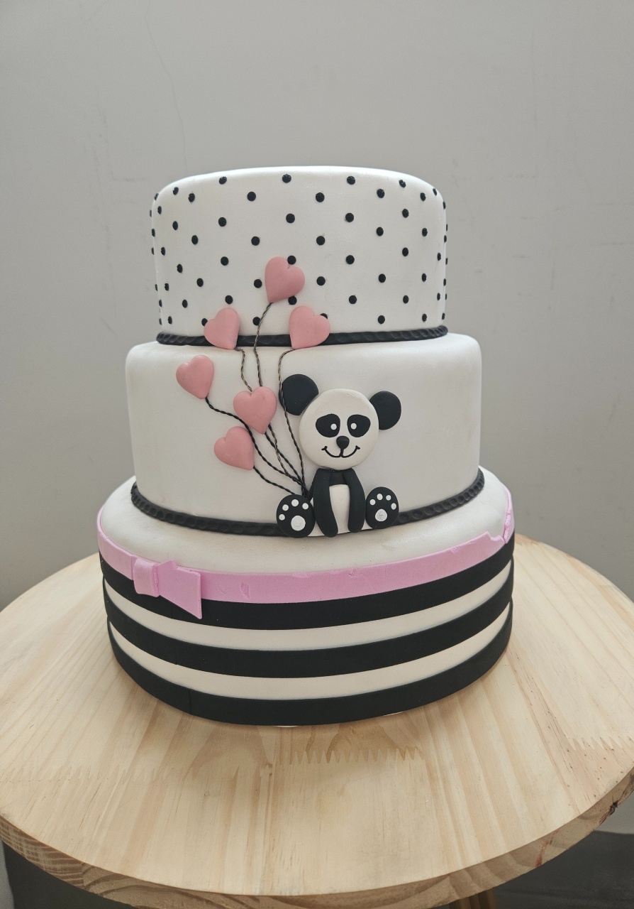 Bolo 3 Camadas Branco Detalhes Preto E Rosa@ - feste_se_peguemonte