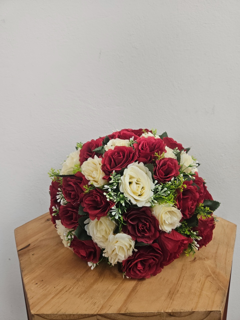 Arranjo Floral de Mesa Rosas Vermelhas E Brancas  - feste_se_peguemonte